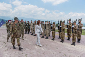 Il Ministro della Difesa Slovena visita il Multinational Battle Group West di KFOR
