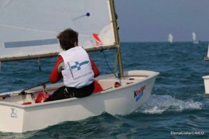 Gli allievi della scuola vela dello Yacht Club Capri a lezione di sicurezza in mare