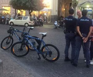 Agenti in bicicletta nel quartiere Vomero di Napoli