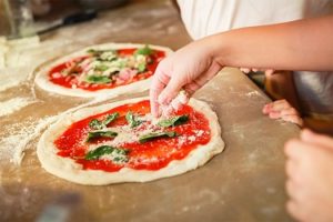 Pizzaiuoli e pizzaioli: arte, mestiere o professione?