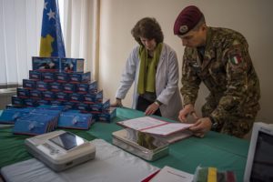 KFOR: concluso ciclo di donazioni per strutture sanitarie in Kosovo ovest