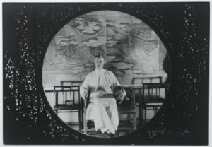 In Villa La Pietra (FI) in motra Harold Acton in Cina, 1932-1939