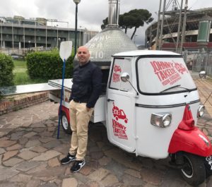 Napoli – Stella Rossa: l’apecar che sforna pizze a portafoglio nell’area vip