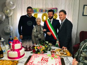 Acerra (NA) festeggia i 102 anni di nonna Maria