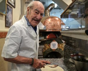 Il pizzaiolo più anziano di Napoli compie 90 anni