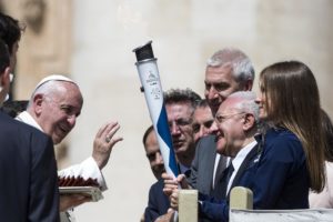 Papa Francesco benedice la Torcia dell'Universiade Napoli 2019