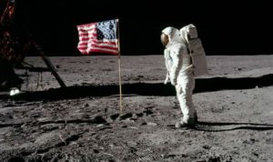 Neil Armstrong pone la bandiera degli Stati Uniti sul suolo lunare