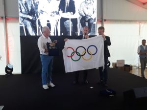 50° Moon Boot: Zaia dona la bandiera olimpica a Tecnica Group