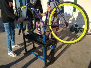 I giovani trevigiani imparano a riparare le biciclette