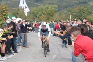Giro d'Italia, l'entusiasmo corre tra le colline del prosecco