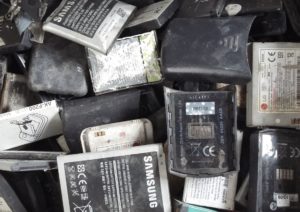 Azienda vicentina trasforma le batterie dei cellulari in smalti per piastrelle
