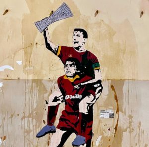 UN CALCIO ALLE PAURE (1984-2022): A Roma la nuova opera della Street Artist Laika sul trionfo giallorosso