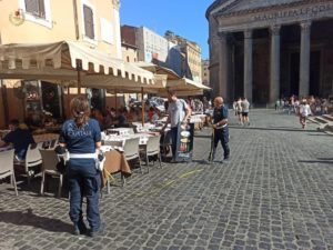 Roma Capitale dichiara guerra al tavolino selvaggio